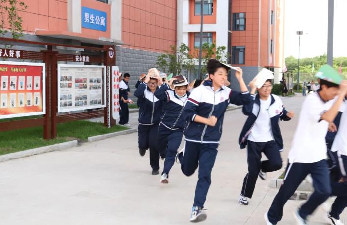 "人人讲安全，各个会应急"——安徽丹外信息工程学校举办512防震减灾避难演练